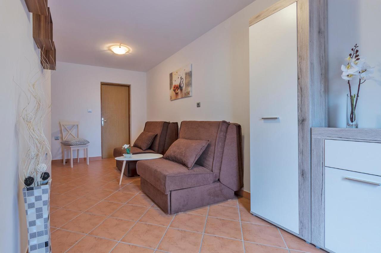 Apartments Tina & Denis プーラ エクステリア 写真