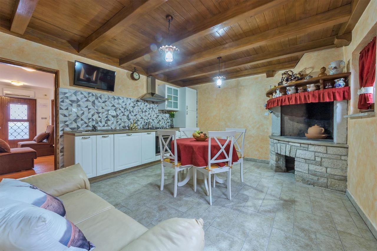 Apartments Tina & Denis プーラ エクステリア 写真