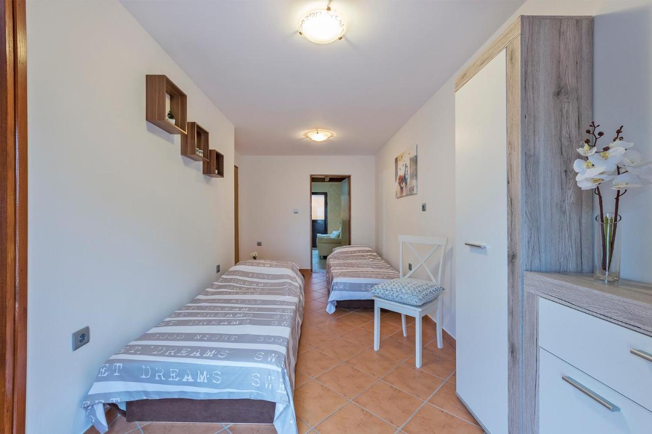 Apartments Tina & Denis プーラ エクステリア 写真