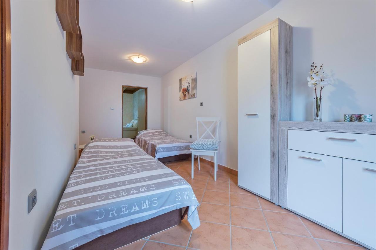 Apartments Tina & Denis プーラ エクステリア 写真