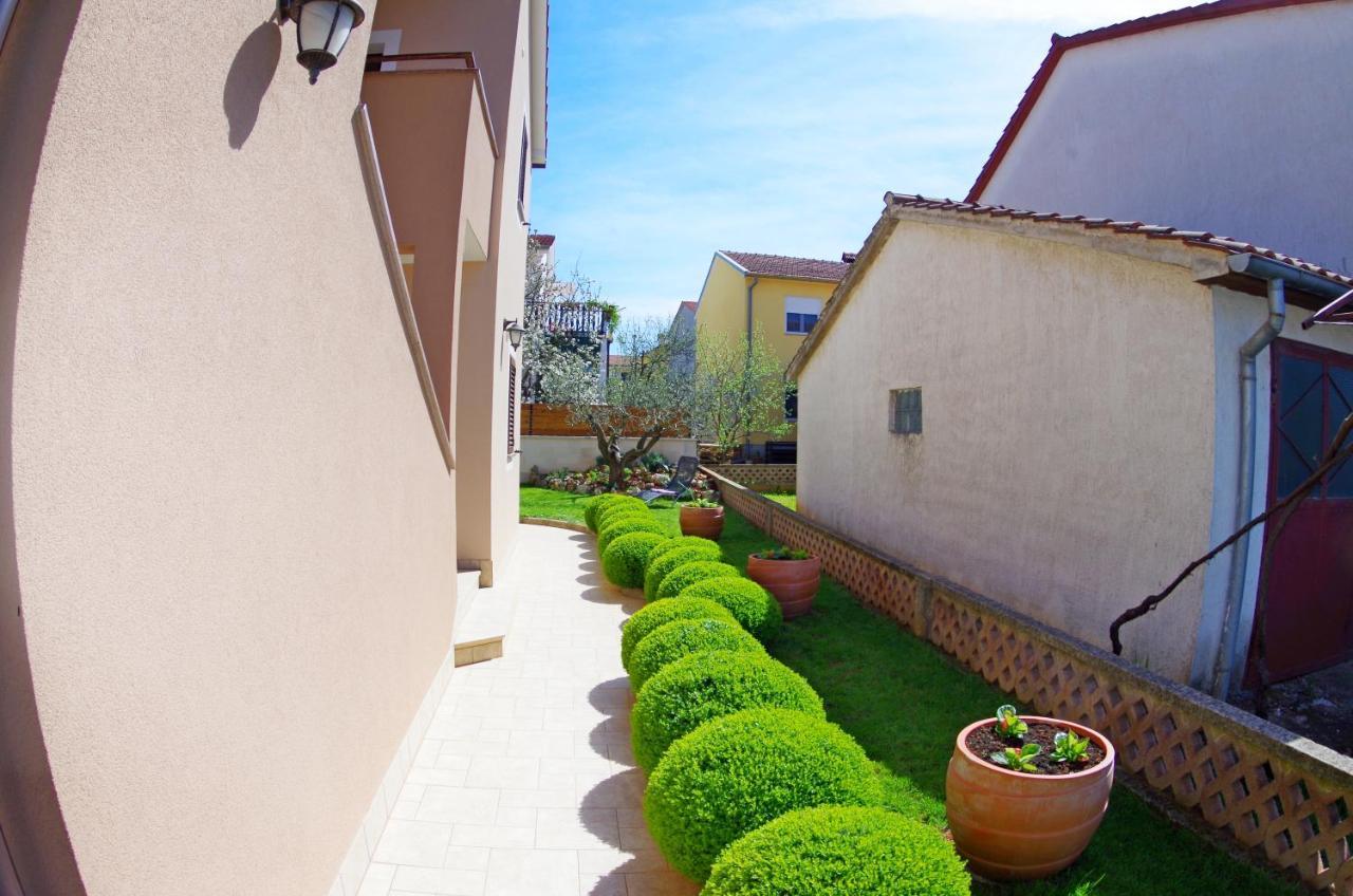 Apartments Tina & Denis プーラ エクステリア 写真