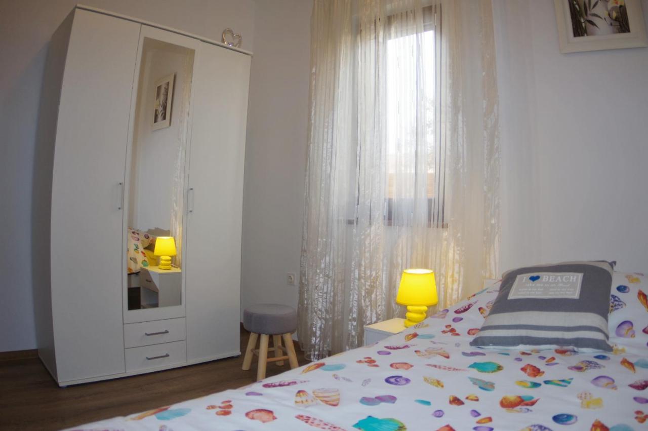 Apartments Tina & Denis プーラ エクステリア 写真
