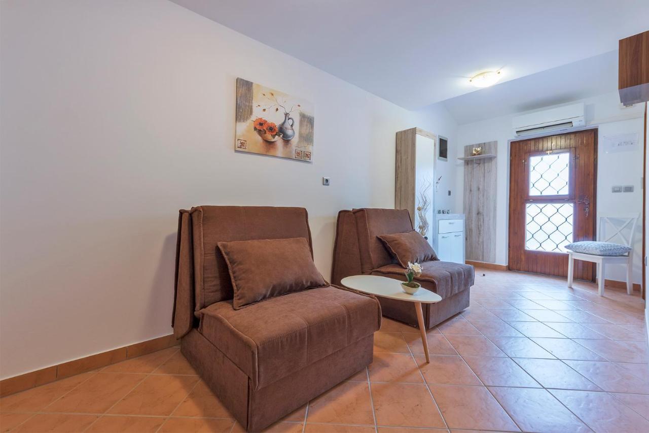 Apartments Tina & Denis プーラ エクステリア 写真