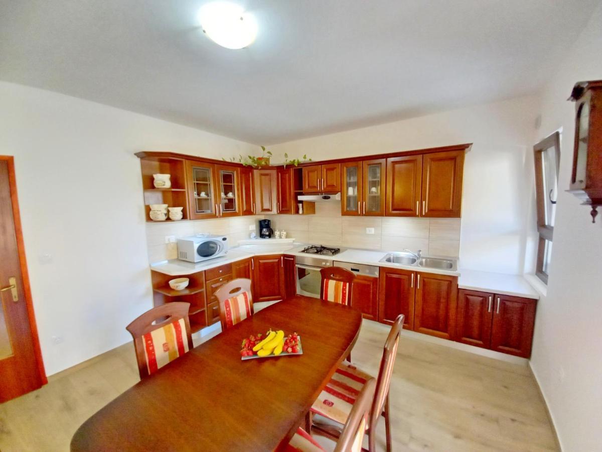 Apartments Tina & Denis プーラ エクステリア 写真